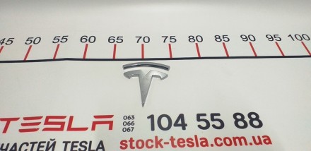 Эмблема «Т» крышки багажника на электромобиль Tesla Model S. Фирменн. . фото 2