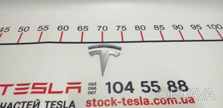 Эмблема «Т» крышки багажника на электромобиль Tesla Model S. Фирменн. . фото 1
