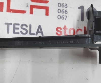 Кронштейн коврового покрытия заднего багажника правый Tesla model X 1066956-99-A. . фото 5