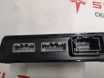 Блок управления дверями на авто Tesla Model S. Электронный компонент, обеспечива. . фото 3