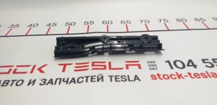 Кронштейн крепления дренажной трубки правая сторона Tesla model S, model S REST . . фото 3