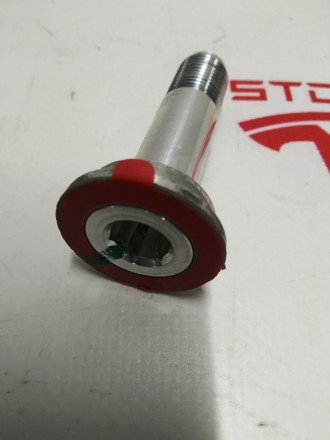 Болт (втулка)  крепления корпуса металлического высоковольтной батареи Tesla mod. . фото 3
