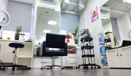 Полностью оборудованный кабинет бизнес-класса для парикмахера/колориста.

В ст. Центр. фото 5