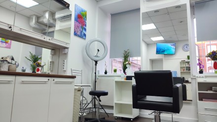 Полностью оборудованный кабинет бизнес-класса для парикмахера/колориста.

В ст. Центр. фото 11