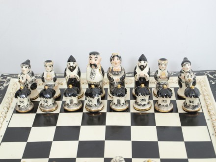 Предлагаем вашему вниманию подарочные шахматы из фарфора
 по мотивам Н. В. Гого. . фото 3