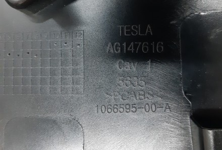 Накладка декоративная сиденья водителя нижняя правая глянцевая Tesla model X 106. . фото 4