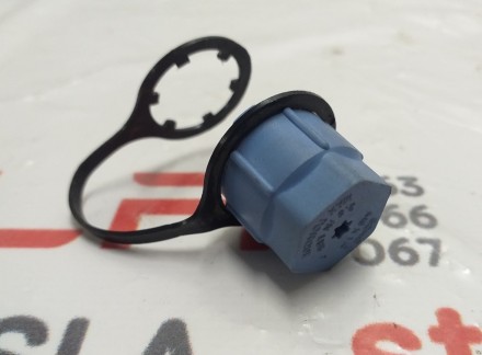Крышка клапана трубопровода кондиционера R134A синяя Tesla model 3 1092156-00-V
. . фото 3