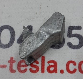 Направляющий ограничитель основной высоковольтной батареи малый Tesla model S 10. . фото 4