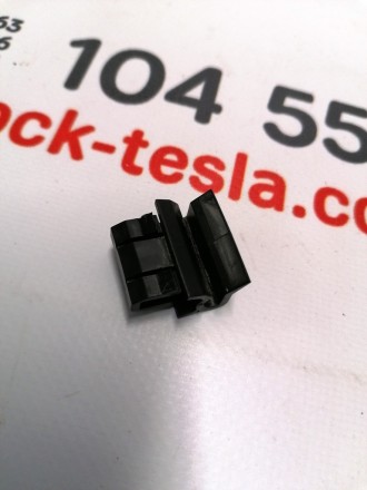 Клипса крепления переднего багажника (корыто) к крылу Tesla model 3 1472872-00-B. . фото 3