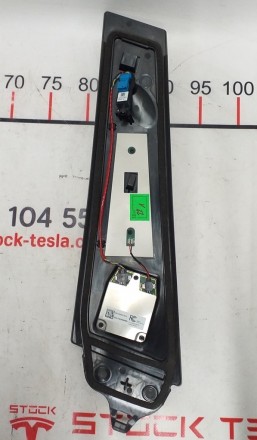 Накладка с камерой для стойки B, наружная левая (стекло), на электромобиль Tesla. . фото 3