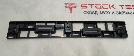 Кронштейн крепления накладки верхней дверного проёма сокола правый Tesla model X. . фото 2