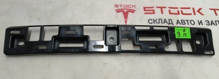Кронштейн крепления накладки верхней дверного проёма сокола правый Tesla model X. . фото 3