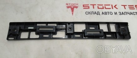 Кронштейн крепления накладки верхней дверного проёма сокола правый Tesla model X. . фото 1