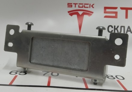 Кронштейн крышки низковольтного разъёма высоковольтной батареи Tesla model X S R. . фото 3