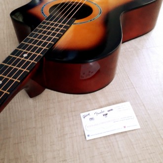 Акустическая гитара Venus огненная
Гитара для начинающего музыканта или для дома. . фото 10