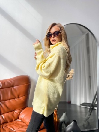 Женский длинный теплый свитер оверсайз из шерсти желтого цвета.
Свитер мягкий и . . фото 4