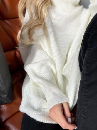 Женский длинный теплый свитер оверсайз из шерсти белого цвета.
Свитер мягкий и н. . фото 5