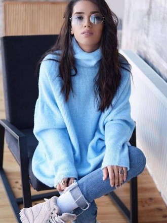 Женский длинный теплый свитер оверсайз из шерсти голубого цвета.
Свитер мягкий и. . фото 2