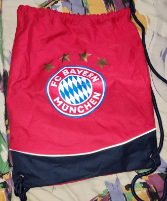 Сумочка-рюкзачок с символикой  FC Bayern Munchen, для обуви, формы и т.д, размер. . фото 3