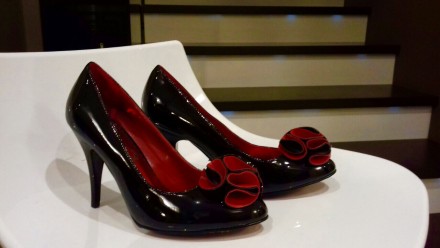 Чёрные лаковые туфли с красным цветком.  Belisimo. Набойки в подарок. Оригинал к. . фото 4