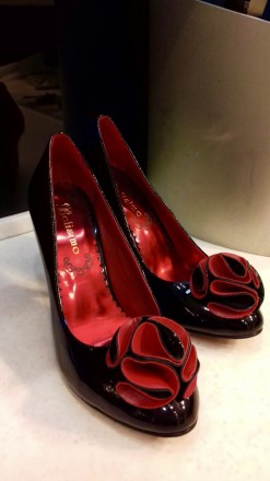 Чёрные лаковые туфли с красным цветком.  Belisimo. Набойки в подарок. Оригинал к. . фото 5