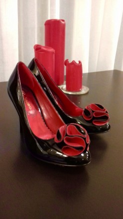 Чёрные лаковые туфли с красным цветком.  Belisimo. Набойки в подарок. Оригинал к. . фото 2