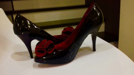 Чёрные лаковые туфли с красным цветком.  Belisimo. Набойки в подарок. Оригинал к. . фото 3