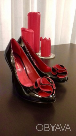 Чёрные лаковые туфли с красным цветком.  Belisimo. Набойки в подарок. Оригинал к. . фото 1