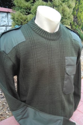 Вязаный форменный свитер с накладками на локтях, погонами и карманом на груди
Ц. . фото 2