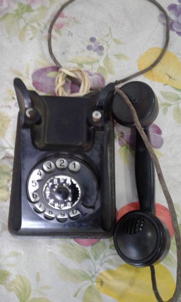 Продам ретро телефон 57 года выпуска, состояние не проверял но внутри все есть е. . фото 3