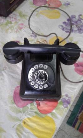 Продам ретро телефон 57 года выпуска, состояние не проверял но внутри все есть е. . фото 2