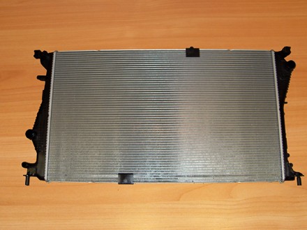 Радиаторы охлаждения на 1.9 / 2.0 / 2.5 - RENAULT TRAFIC / OPEL VIVARO модельный. . фото 2