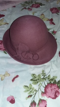 Красивая фетровая шляпка приятного темнорозового цвета для дам с изысканным вкус. . фото 2