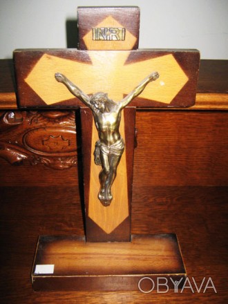 Набор настольный деревянный : Крест с распятием и два подсвечника .. . фото 1