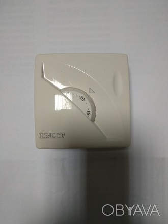 Терморегулятор устанавливается на стене, обеспечивая постоянство температуры в п. . фото 1