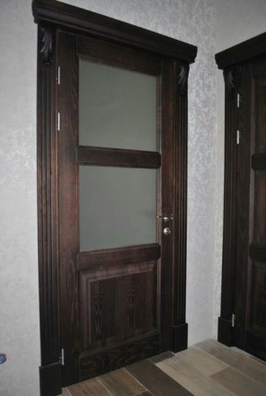 Дверь выполнена из массива дерева сосны, ольхи, дуба, ясеня
 с морением и брошю. . фото 12