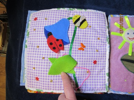 Развивающая мягкая книжка из фетра и ткани для малышей от 3-4 месяцев до 5-6 лет. . фото 12