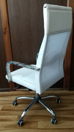 Офисное кресло с высокой спинкой, изготовленное из дышащей стеки и экокожи. Сиде. . фото 6
