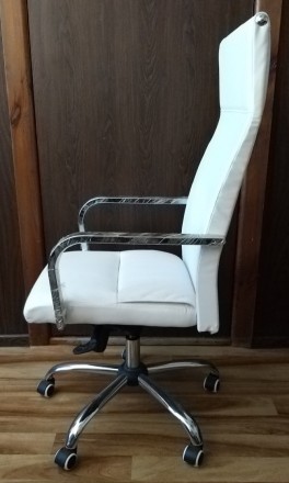 Офисное кресло с высокой спинкой, изготовленное из дышащей стеки и экокожи. Сиде. . фото 5