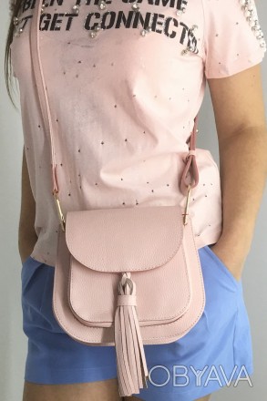 Кожаная розовая сумочка через плечо.
Стильная небольшая сумочка - это модный атр. . фото 1