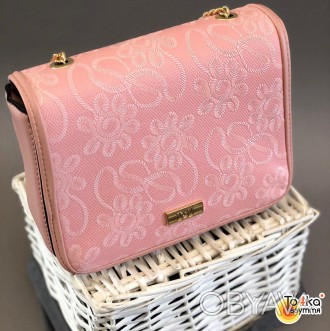 Стильная розовая сумочка с тиснением, выполненная из качественной искусственной . . фото 1