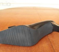 Красивые туфли с декоративной пряжкой фирмы STUART WEITZMAN, Испания, каблук изн. . фото 3
