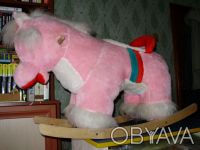 Качалка, б/у в хорошем состоянии, в виде красивого ярко-розового плюшевого пони . . фото 2