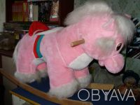 Качалка, б/у в хорошем состоянии, в виде красивого ярко-розового плюшевого пони . . фото 4