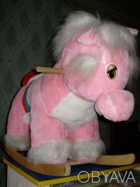 Качалка, б/у в хорошем состоянии, в виде красивого ярко-розового плюшевого пони . . фото 5
