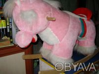 Качалка, б/у в хорошем состоянии, в виде красивого ярко-розового плюшевого пони . . фото 3
