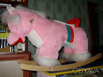 Качалка, б/у в хорошем состоянии, в виде красивого ярко-розового плюшевого пони . . фото 1