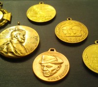 Колекціонерам - фалеристам продам старовинні іноземні нагороди:

- Медаль в па. . фото 6