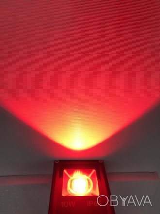 Корпус линзованного led прожектора красного свечения изготовлен из прочного алюм. . фото 1