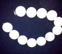 Очень красивое ожерелье из крупных круглых белых пластин с прожилками. Изделия и. . фото 3